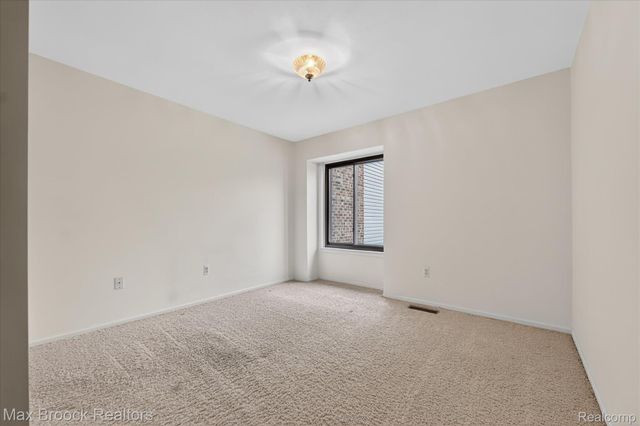 23289 N Chanticleer Drive, Southfield, MI 48034