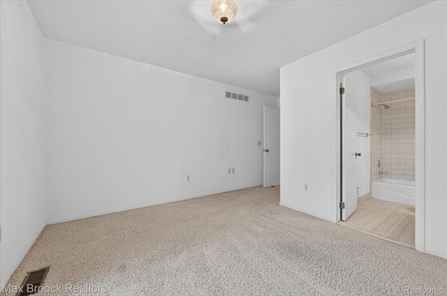 23289 N Chanticleer Drive, Southfield, MI 48034