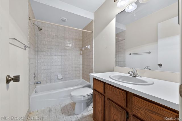 23289 N Chanticleer Drive, Southfield, MI 48034