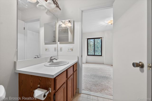 23289 N Chanticleer Drive, Southfield, MI 48034