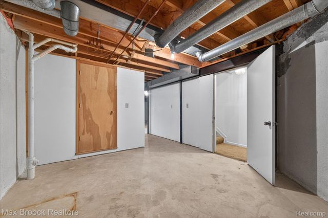 23289 N Chanticleer Drive, Southfield, MI 48034