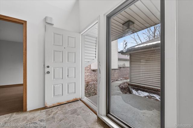 23289 N Chanticleer Drive, Southfield, MI 48034