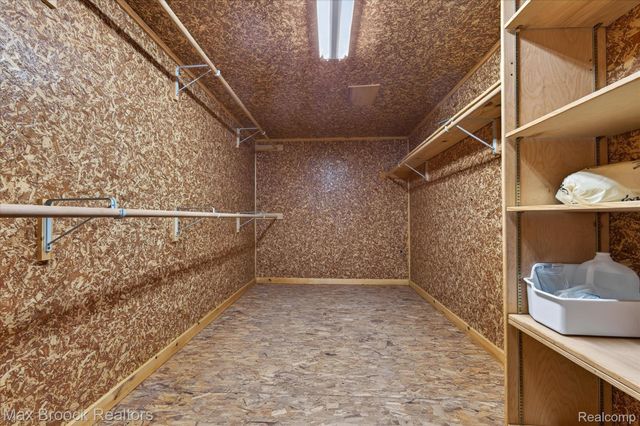 23289 N Chanticleer Drive, Southfield, MI 48034