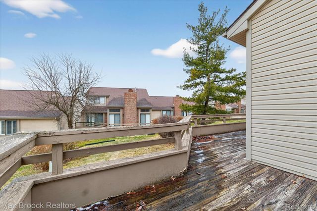 23289 N Chanticleer Drive, Southfield, MI 48034