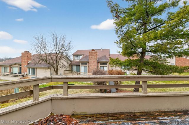 23289 N Chanticleer Drive, Southfield, MI 48034