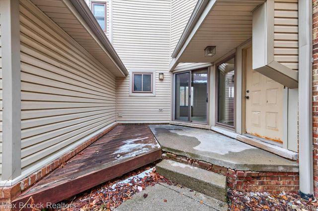 23289 N Chanticleer Drive, Southfield, MI 48034