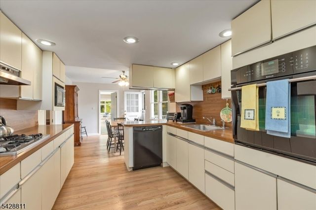1075 Charles St, Mountainside Boro, NJ 07092