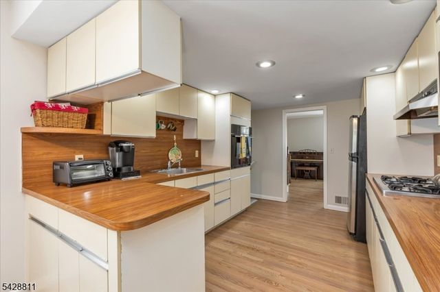 1075 Charles St, Mountainside Boro, NJ 07092