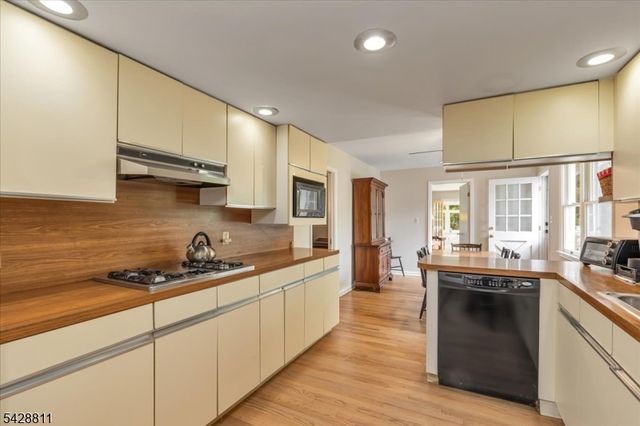 1075 Charles St, Mountainside Boro, NJ 07092