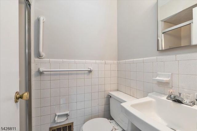 1075 Charles St, Mountainside Boro, NJ 07092