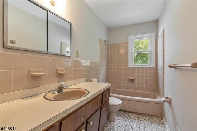 1075 Charles St, Mountainside Boro, NJ 07092