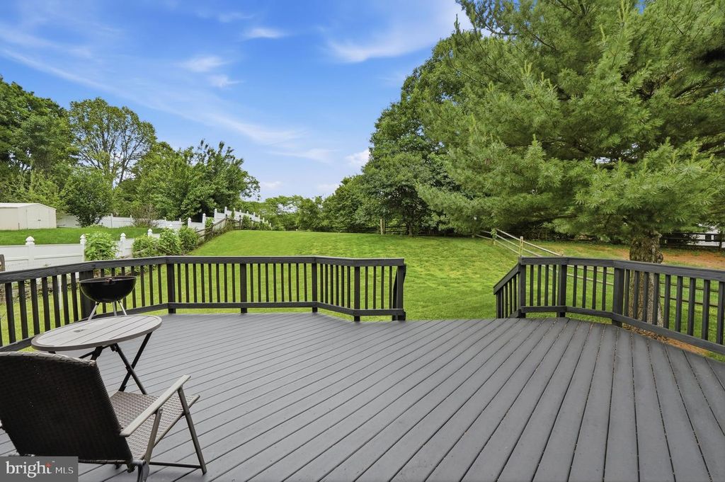 Image 14 of property listing at 107 CHERRYWOOD DR, Gaithersburg, MD 20878