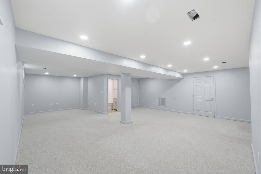 Image 32 of property listing at 107 CHERRYWOOD DR, Gaithersburg, MD 20878