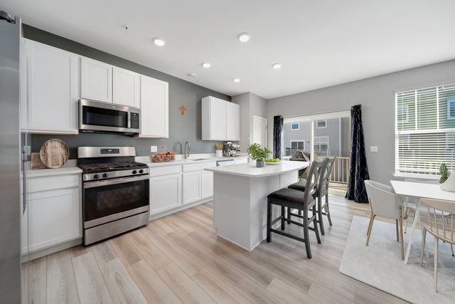 1004 Atterberg Road, South Elgin, IL 60177