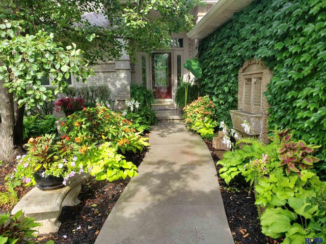 9214 Pioneer Court, Lincoln, NE 68520