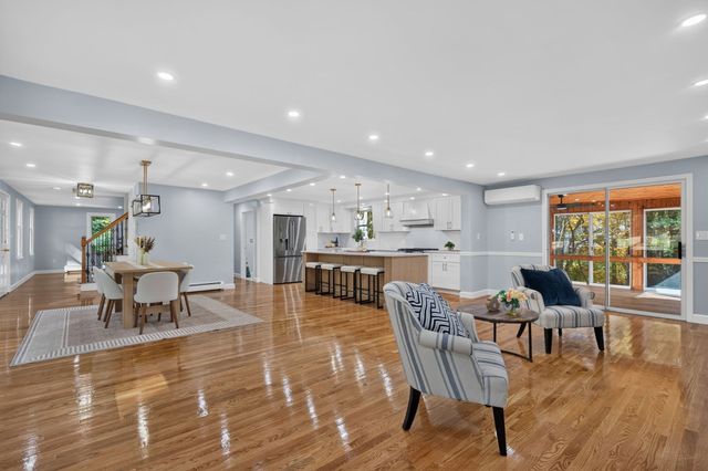 7 Hillcrest Dr, Chelmsford, MA 01824