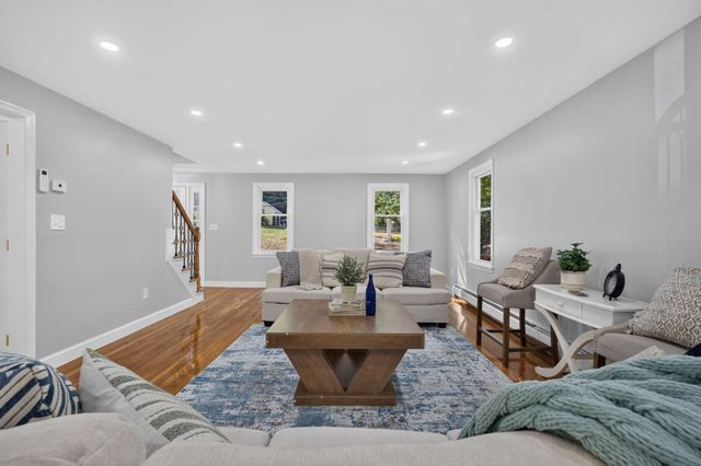 7 Hillcrest Dr, Chelmsford, MA 01824