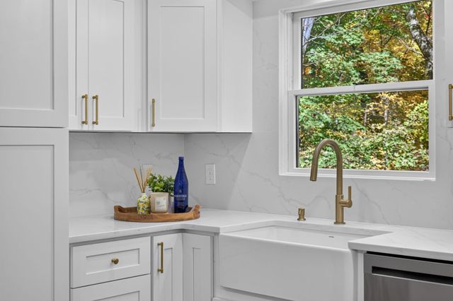 7 Hillcrest Dr, Chelmsford, MA 01824