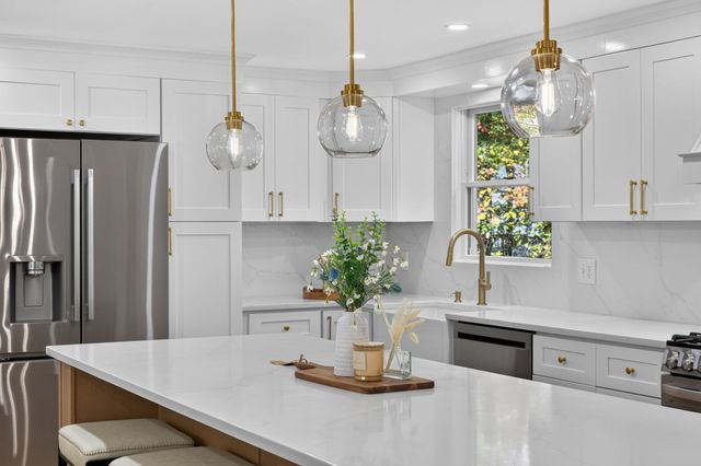 7 Hillcrest Dr, Chelmsford, MA 01824