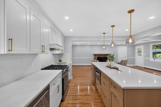 7 Hillcrest Dr, Chelmsford, MA 01824