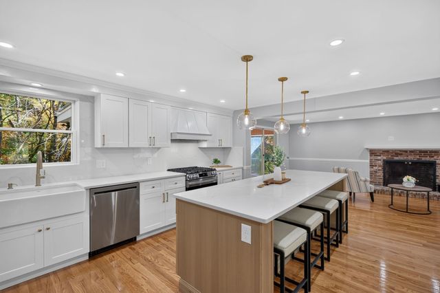 7 Hillcrest Dr, Chelmsford, MA 01824