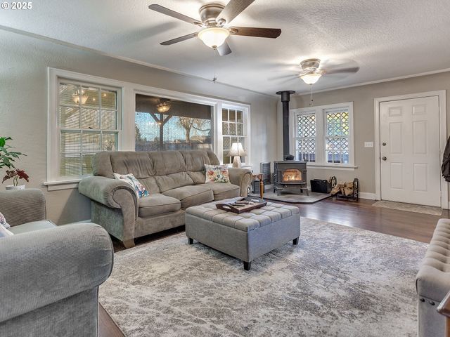 299 Sw 3RD Ave, Canby, OR 97013