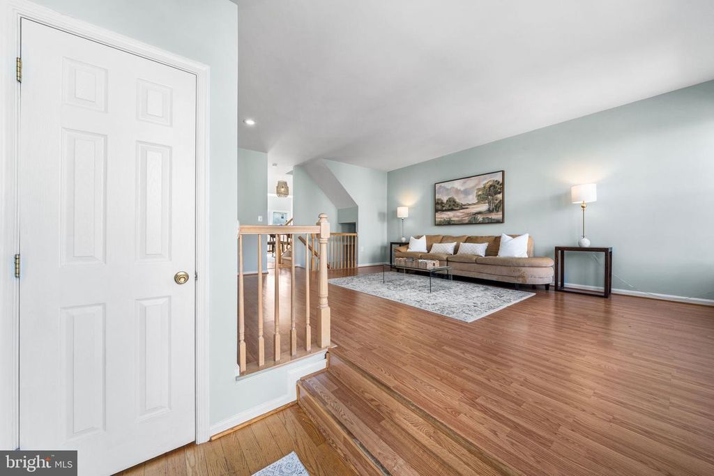 6117 EARLY AUTUMN DR, Centreville, VA 20120