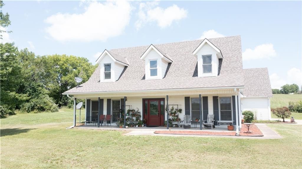 8700 S Corn Cemetery Road, Oak Grove, MO 64075