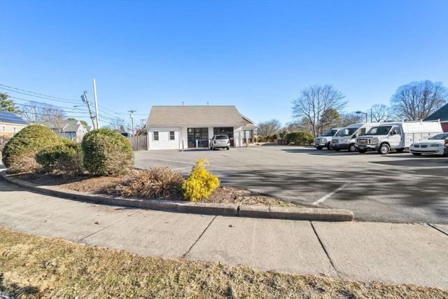 655 Saw Mill Brook Pkwy E, Newton, MA 02459