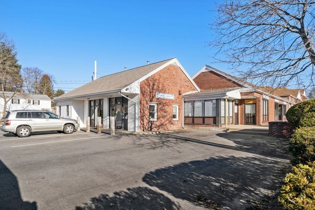 655 Saw Mill Brook Pkwy E, Newton, MA 02459