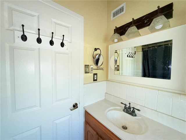 121 Georgia Pl, Portland, TX 78374