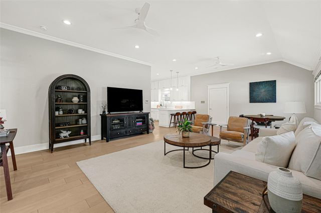 806 English Street, Houston, TX 77009