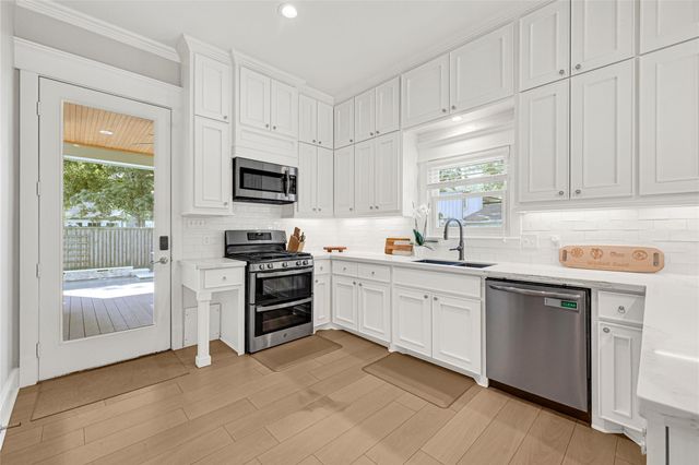 806 English Street, Houston, TX 77009