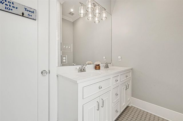 806 English Street, Houston, TX 77009