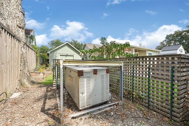 806 English Street, Houston, TX 77009