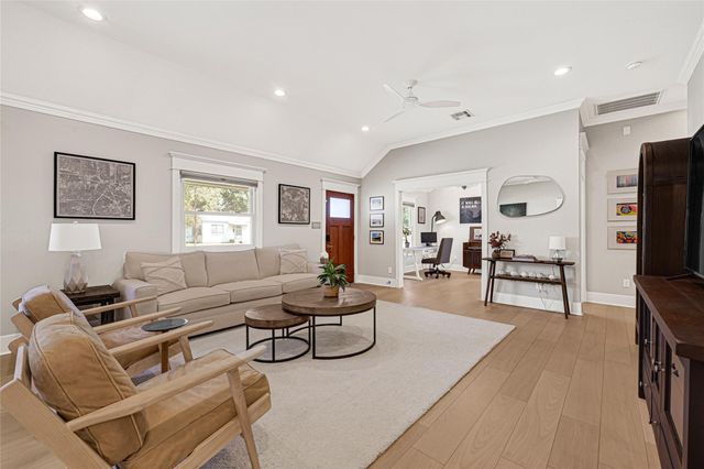 806 English Street, Houston, TX 77009