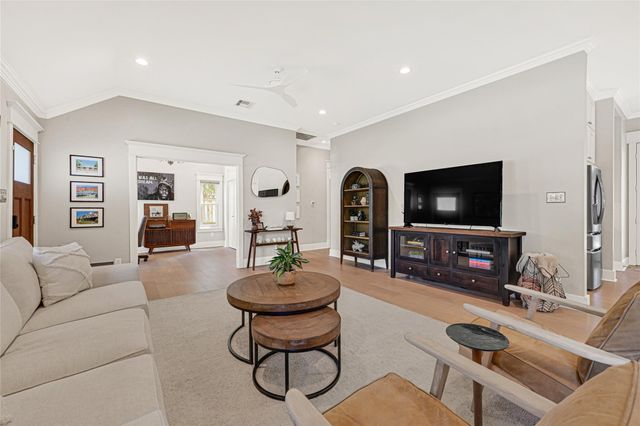 806 English Street, Houston, TX 77009