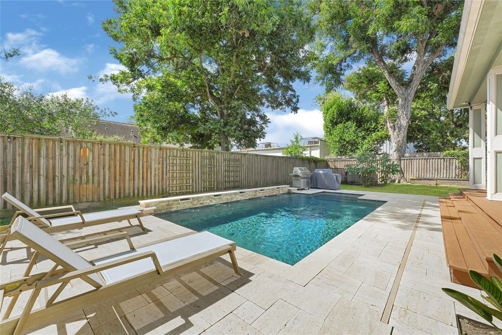 806 English Street, Houston, TX 77009