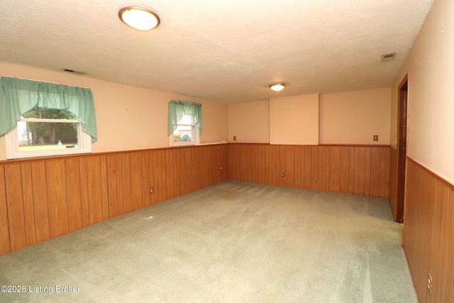 8605 Montrie Ct, Louisville, KY 40219