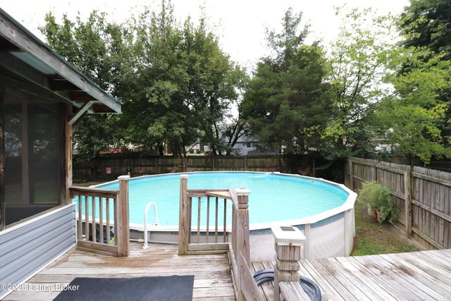 8605 Montrie Ct, Louisville, KY 40219