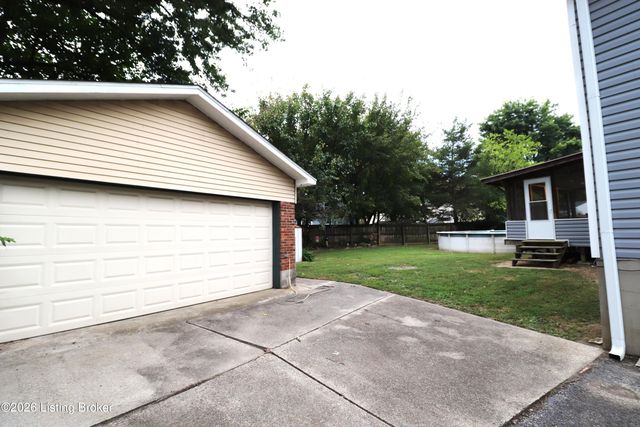 8605 Montrie Ct, Louisville, KY 40219