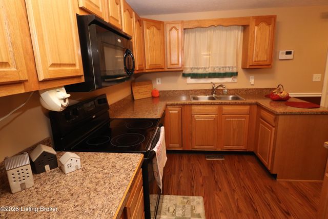 8605 Montrie Ct, Louisville, KY 40219