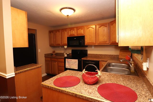 8605 Montrie Ct, Louisville, KY 40219
