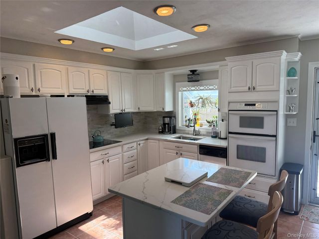 19 Hallock Court, Miller Place, NY 11764