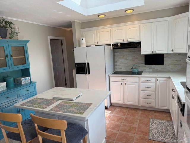 19 Hallock Court, Miller Place, NY 11764