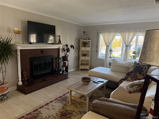 19 Hallock Court, Miller Place, NY 11764