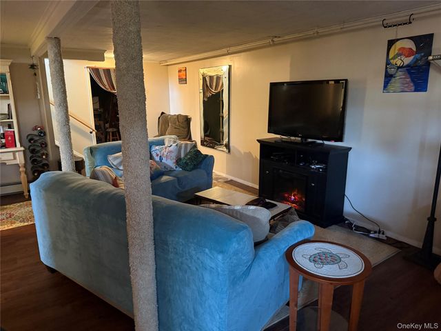 19 Hallock Court, Miller Place, NY 11764