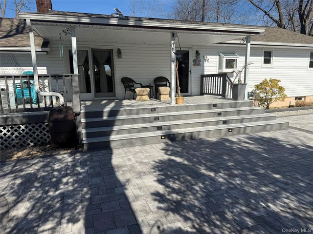19 Hallock Court, Miller Place, NY 11764