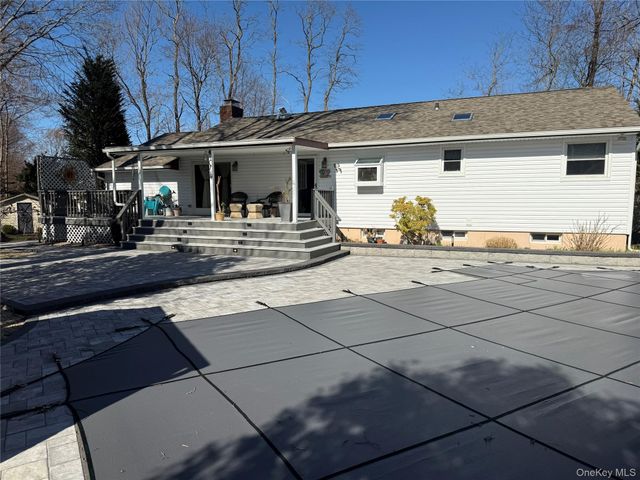 19 Hallock Court, Miller Place, NY 11764