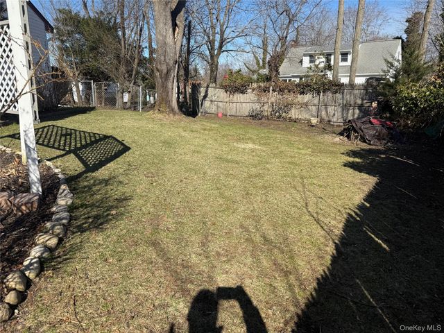 19 Hallock Court, Miller Place, NY 11764